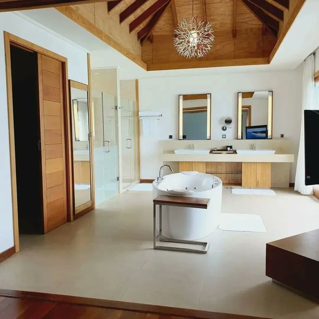 منتجع هايداواي #المالديف 

5 ايام فيلا على الماء مع مسبح
السعر = 10500 ريال
شامل الافطار والعشاء
شامل المواصلات من والى المطار 
شامل الضريبه
افطار عائم
مساج
سينما
خادم شخصي
لعبة قولف

#صباح_الخير