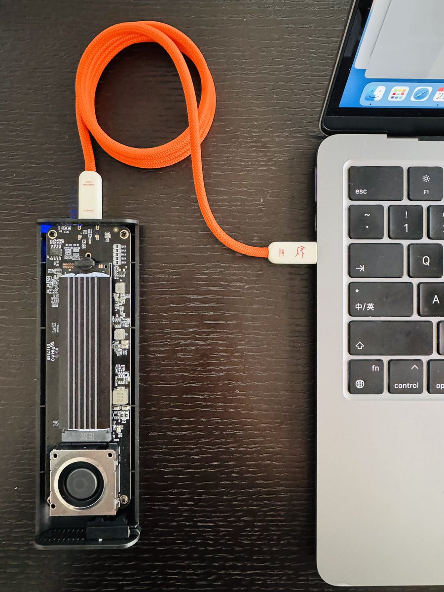 thecandysign's tweet image. 测试一下细雳™线 40Gbps 的极速，跑了下分：
三星 990 Pro SSD + MacBook Air + 细雳™线，实测 3GB/秒