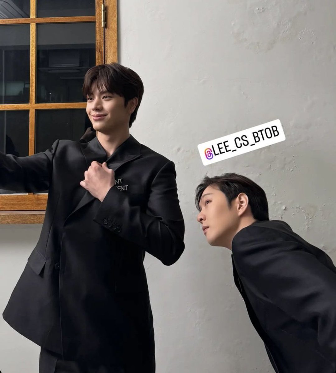 두 분 다 바쁘신데 죄송합니다만 이건 진짜 안주시나요? 둘만의 비밀셀카인가요