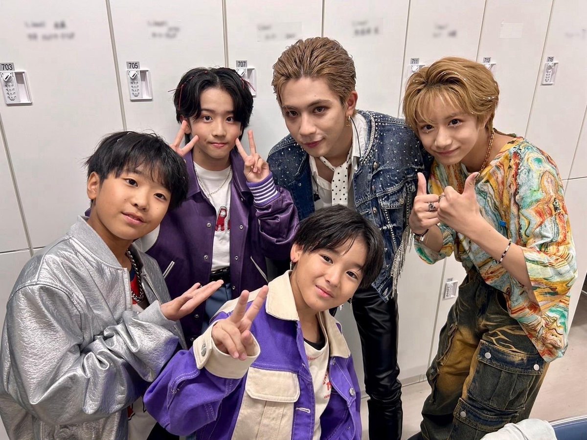 sd_okinawa's tweet photo. #EBiDAN THE LIVE CRUISE 2024🛥️

#SUPERDRAGON 先輩
@Supdra_staff 
と、安定のハル先輩と📷

ありがとうございます！

特別にエビライTシャツを授かりご満悦。
140cm(四捨五入)の二人には図らずもワンピサイズですが、レッスンで着倒すそうです。

#エビライ2024 
#おきえび夏の大遠征2024
#おきえび https://t.co/jgwcqwgV13