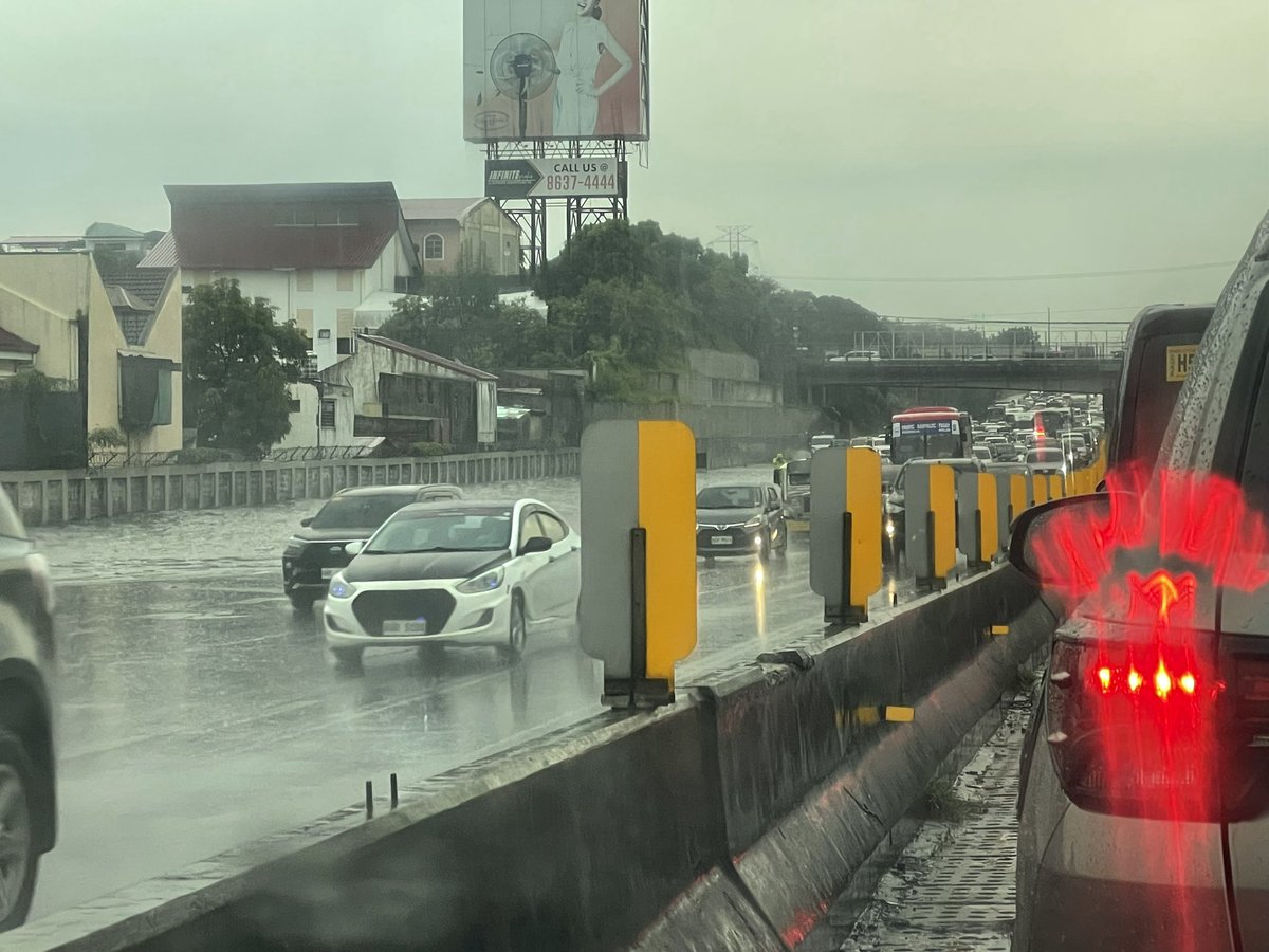 normzcapule's tweet photo. Slex northbound. 2 lanes passable. Use outer most lane https://t.co/ePoyx35SUi