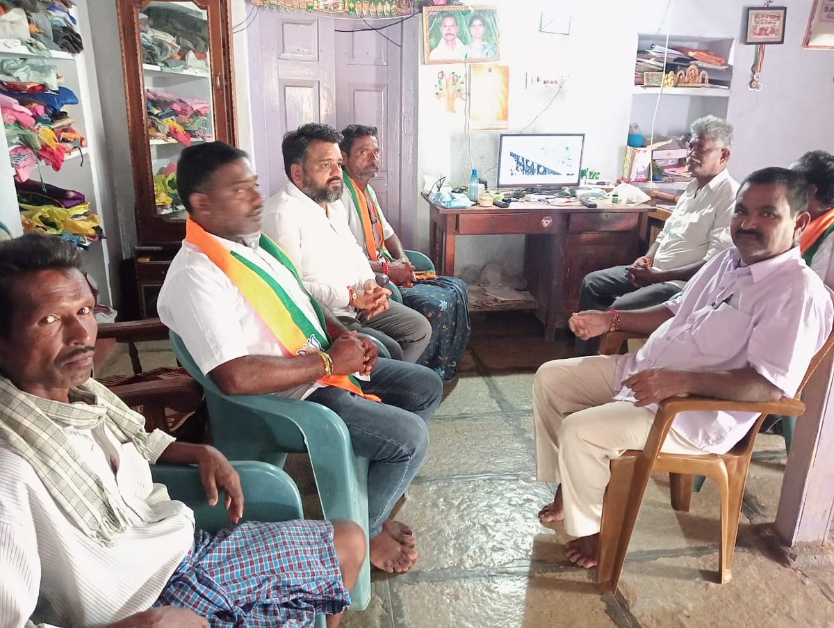 BjpJayanth's tweet photo. పరకాల రూరల్ మండలంలోని వెంకటాపురం గ్రామంలో 8వ పోలింగ్ బూత్ లో గౌరవ ప్రధానమంత్రి శ్రీ #నరేంద్ర_మోడీ గారి మాన్ కి బాత్ 113వ  కార్యక్రమాన్ని నాతో పాటు  బూత్ కమిటీ సభ్యులతో వీక్షించడం జరిగింది

Listening to Hon'ble Prime Minister Shri. Narendra Modi's #Maan_Ki_Baat"  comittee Members https://t.co/3vl3MH9WVo