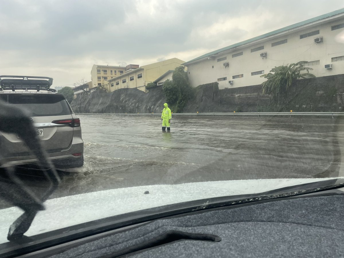 normzcapule's tweet photo. Slex southbound near MCX Exit. Outermost lane passable https://t.co/qhfzzPwT7h