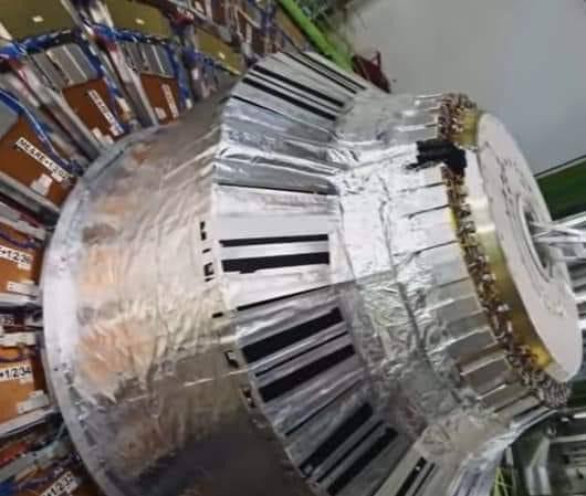 aprajitanefes's tweet image. It almost looks like NASA “technology”…
(Tin foil + tape everywhere)
🤔 🤔 🤔
#TheWorldIsAStage  
#ScriptedReality  
#CERN