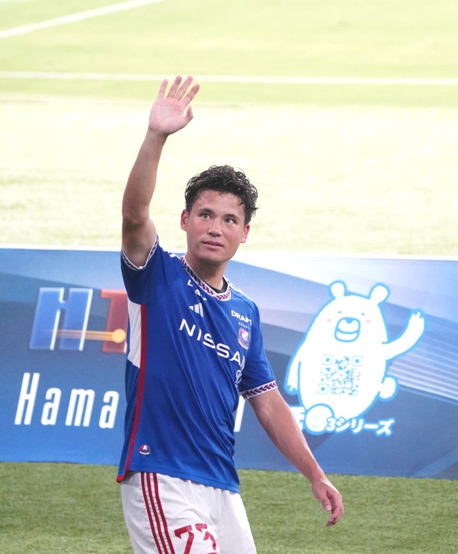 sh0_n's tweet photo. 浜土地さんのマスコットとコラボ #fmarinos #宮市亮 https://t.co/HnYf88AmvE