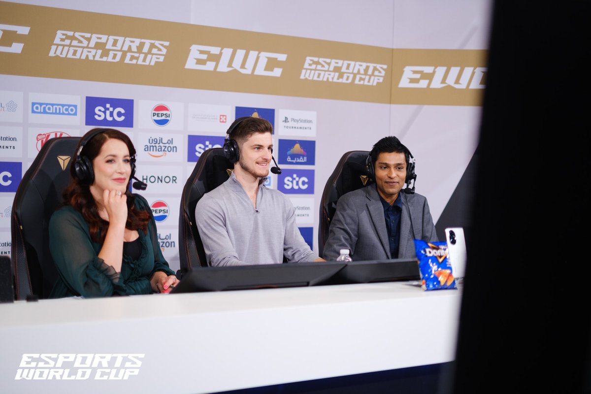 Final day! 6 teams but only 1 can be champion. Redline are looking strong but who knows how it will end after 9 races!

🎥 8:30 UK time ESL_R1 Youtube. EWC_Black Twitch
<a href="/ewc_en/">Esports World Cup</a> <a href="/esl_r1/">ESL R1</a>