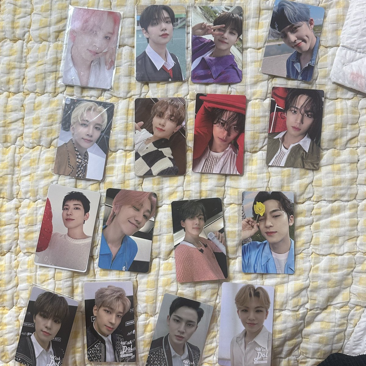 드디어 정리 했다 …

세븐틴 포카 양도 받으실 분 디엠 주세용 !
구하기 힘든 포카 , 지금은 구하지 못하는
포카 위주로 가지고 왔어용 !!! 디엠 주세요 !