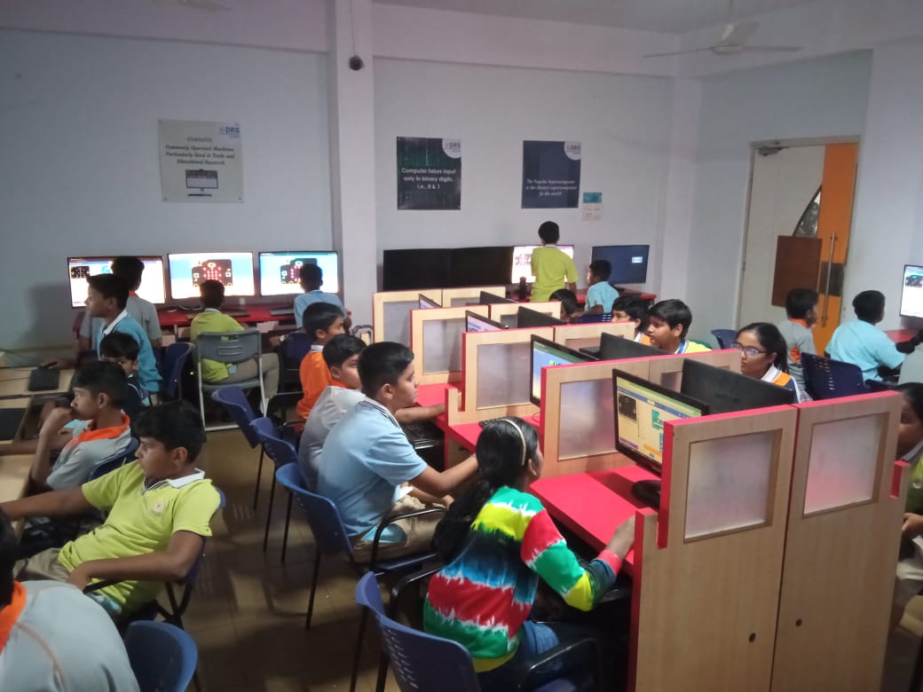 DrsSchool's tweet image. This week, our robotics club explored sensor-based programming with microbit projects!💻✨Students created a sunlight sensor to measure light levels and display a sun icon. Perfect for plant care or wearable tech reminders!🌞🌿#RoboticsClub #MicrobitProjects #STEMEducation #DRS