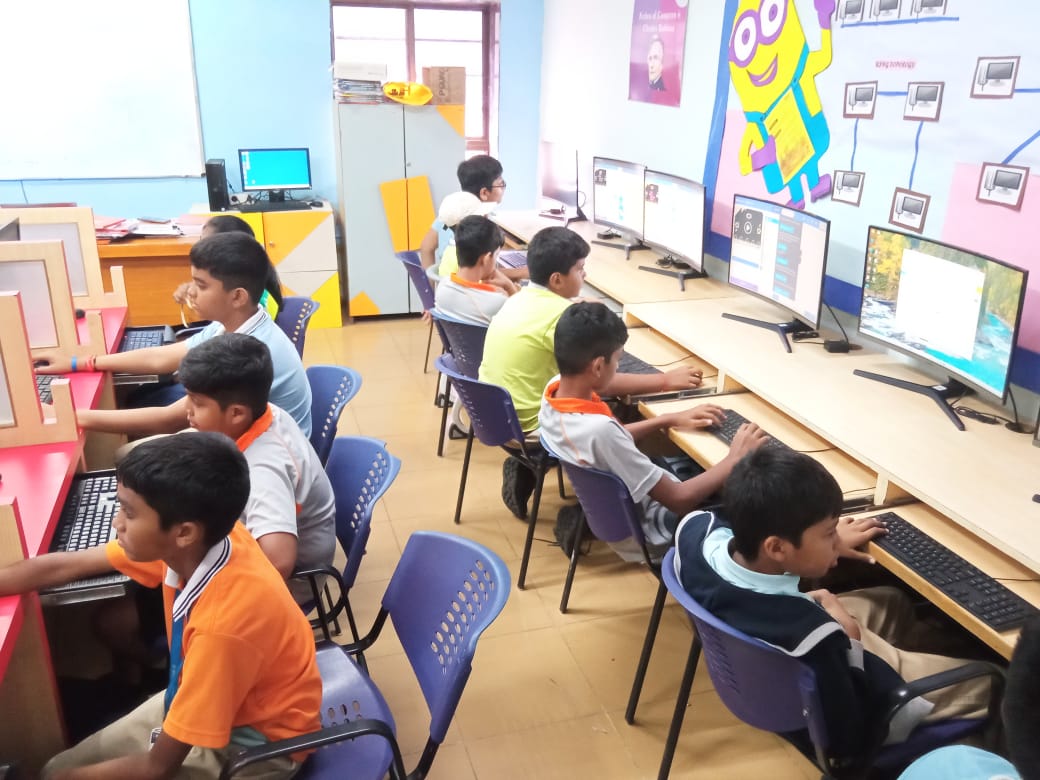 DrsSchool's tweet image. This week, our robotics club explored sensor-based programming with microbit projects!💻✨Students created a sunlight sensor to measure light levels and display a sun icon. Perfect for plant care or wearable tech reminders!🌞🌿#RoboticsClub #MicrobitProjects #STEMEducation #DRS