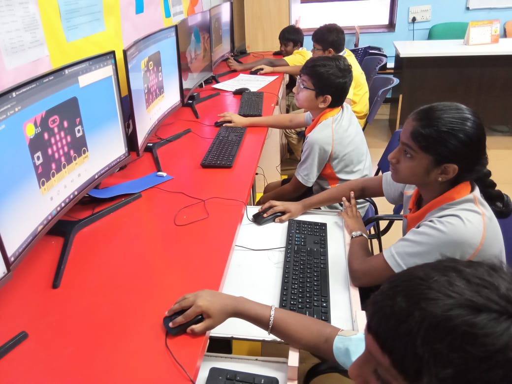 DrsSchool's tweet image. This week, our robotics club explored sensor-based programming with microbit projects!💻✨Students created a sunlight sensor to measure light levels and display a sun icon. Perfect for plant care or wearable tech reminders!🌞🌿#RoboticsClub #MicrobitProjects #STEMEducation #DRS