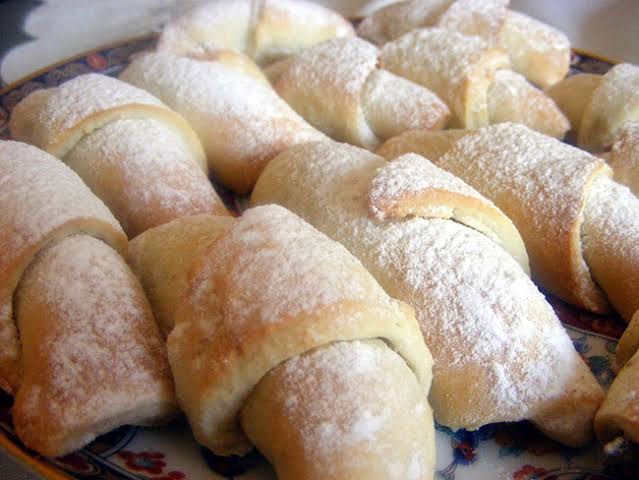 Gün #Pazar. Günaydın olsun herkese.

Pazarınız ve #HaftaSonu'nuz güzel geçsin Twitter halkı. Yüzünüzden tebessüm, hayatımızdan kurabiye eksik olmasın.
(Diyetteyken zor ama kokusu inanılmaz) 😎🤗