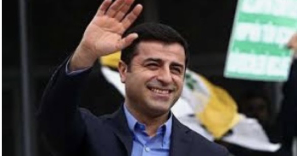 ben121975's tweet photo. Selahattin Demirtaş'a Figen Yüksekdağ ve tüm siyasi tutsaklara Özgürlük
Rojbaş
Günaydın Hevalen heja✌️@Basak__Demirtas @hdpdemirtas https://t.co/tr0HvdIQzW