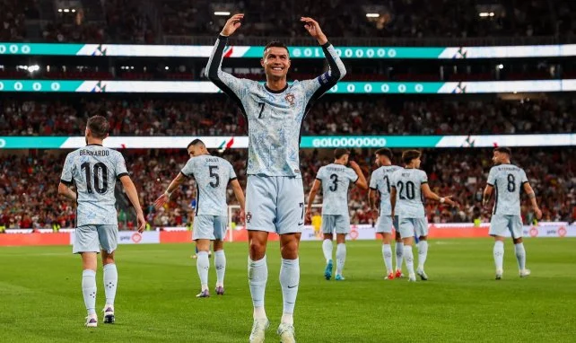 ArobaseGiovanny's tweet photo. Cristiano Ronaldo cette année :

🏟️ 33 matchs
⚽️ 28 buts
🎯 5 passes décisives

39 ans. 🍷 https://t.co/QRfQWICBpw