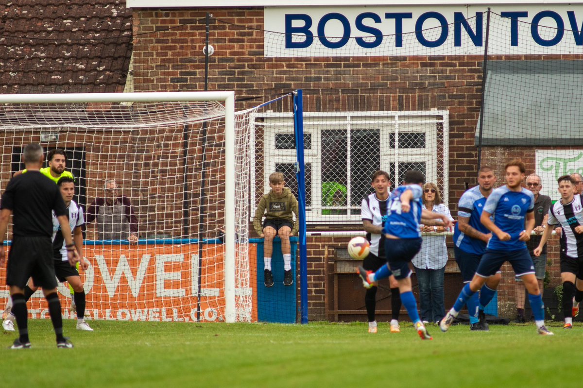 Entertaining encounter between <a href="/DaventryTownFC/">Daventry Town FC</a> at <a href="/bostontownfc/">Boston Town FC</a> in the <a href="/utdcos/">UCL</a> KO Cup with the hosts taking the victory after a penalty shootout. 
📸 danlowsonphotography.zenfoliosite.com/daventry-town-…