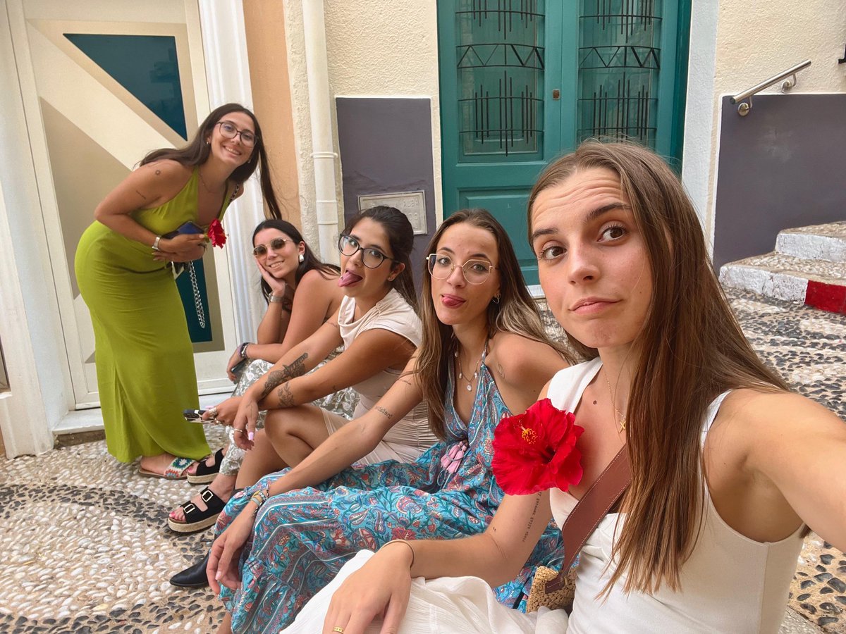 luciaggozalbo's tweet photo. I've got my girls https://t.co/tMPHLOkoR0