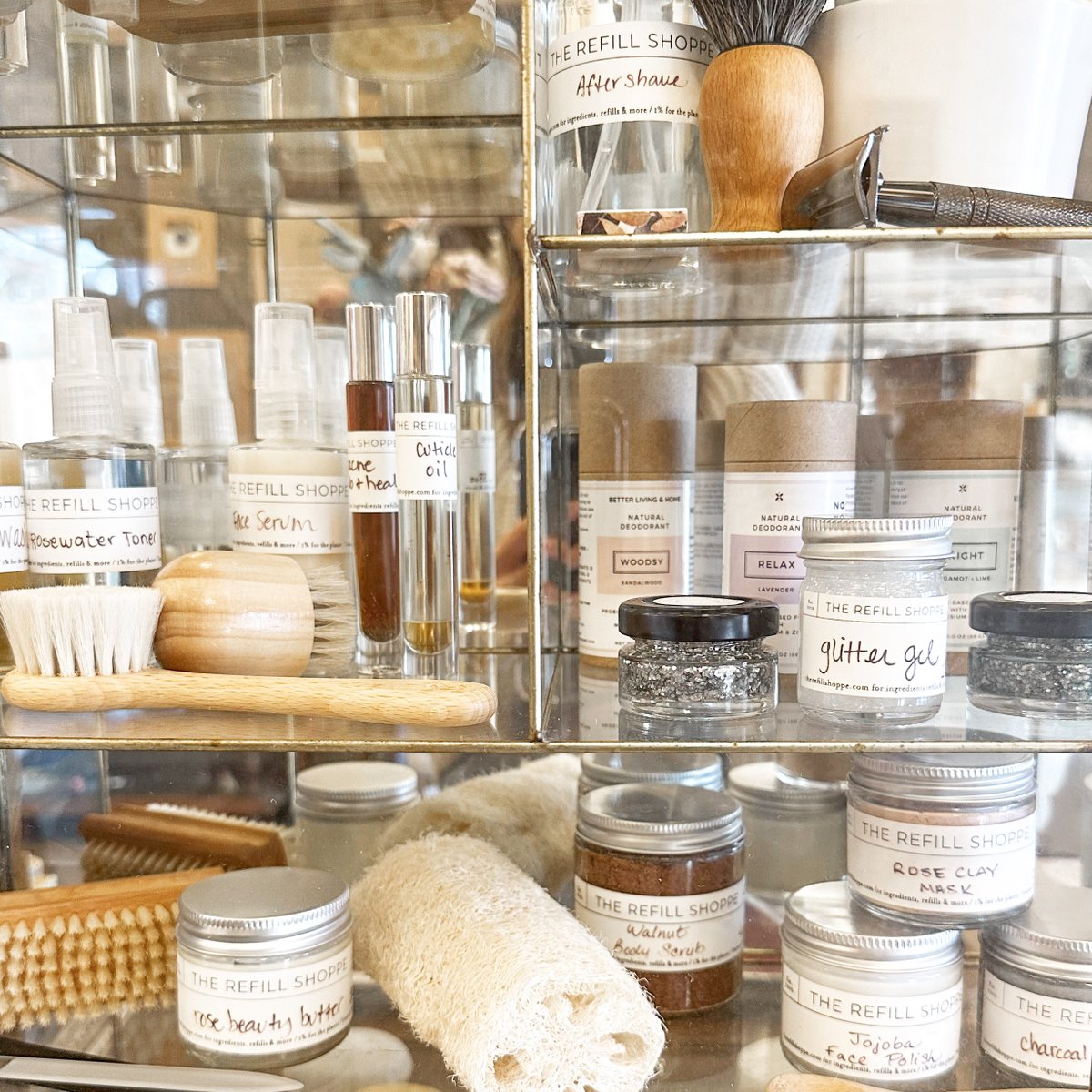 TheRefillShoppe's tweet photo. Natural beauty starts with what's in your bathroom cabinet. You should feel good about what you're putting on your body. So, embrace the clean beauty revolution with natural essentials. ✨🪞 https://t.co/71iRB1sAaw