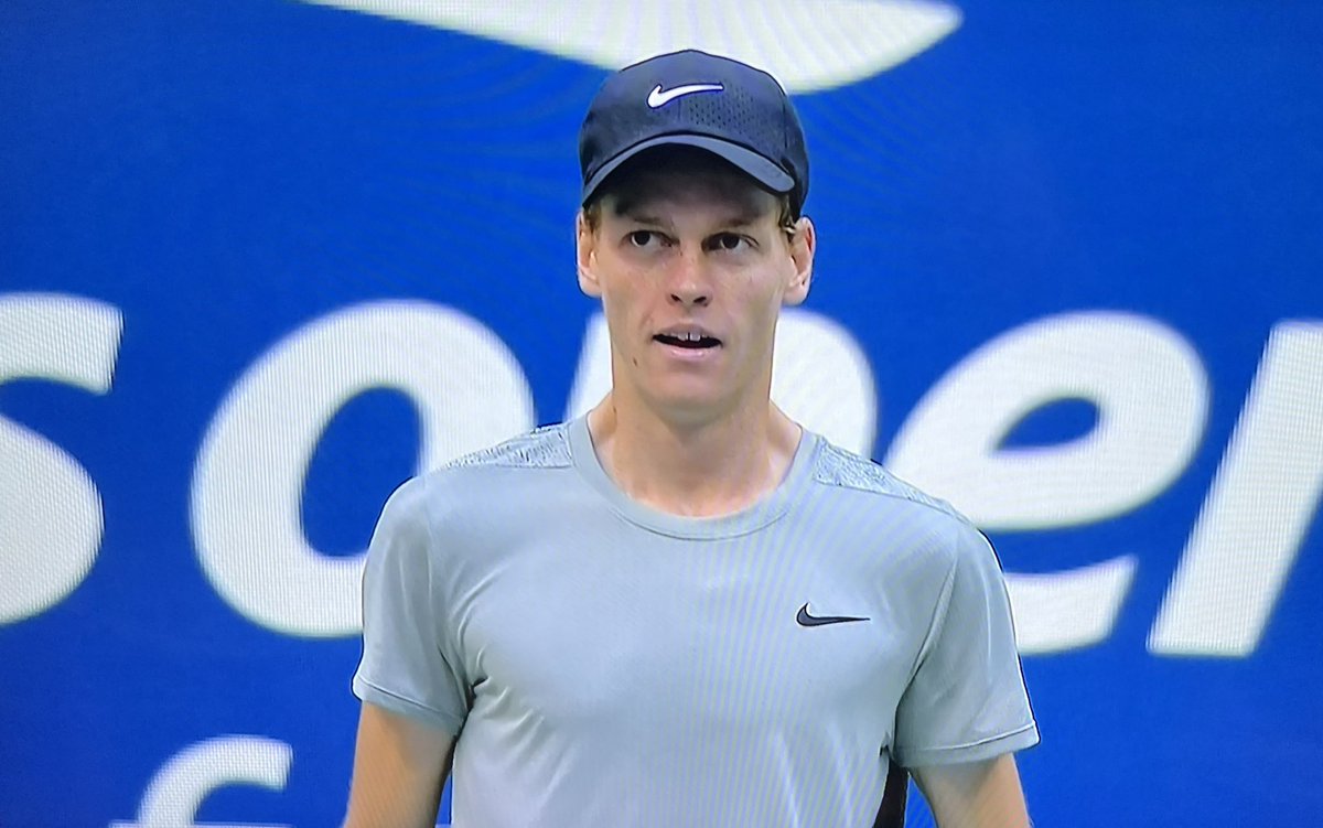 Finisce così, a braccia alzate… 2’ #Slam 1’ <a href="/usopen/">US Open Tennis</a> grandissimo <a href="/janniksin/">Jannik Sinner</a>