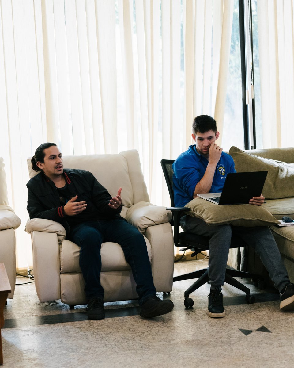 PenguinsTribe's tweet image. Los participantes de #CodePro aprendieron junto a Santiago Racca cómo construir un software a prueba de todo 🔧. En el taller de arquitectura de software, entendieron cómo diseñar estructuras que no solo crecen, sino que también innovan 🚀. ¡Un paso clave en su camino tech! 💻