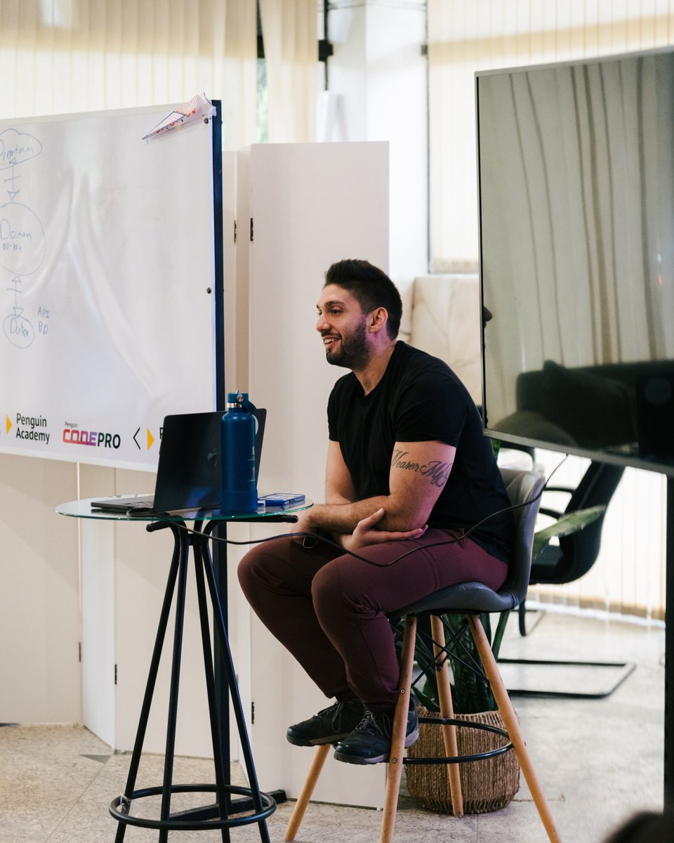 PenguinsTribe's tweet image. Los participantes de #CodePro aprendieron junto a Santiago Racca cómo construir un software a prueba de todo 🔧. En el taller de arquitectura de software, entendieron cómo diseñar estructuras que no solo crecen, sino que también innovan 🚀. ¡Un paso clave en su camino tech! 💻