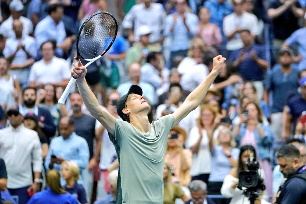 Jannik ♥️ NY

Se il primo Slam (Australian Open) è stato magico, questo secondo titolo Slam è ancor più commovente. 
Perchè aveva tutto da perdere, da numero 1 al mondo. 
Perchè non è il miglior Sinner in campo  ma con pazienza e intelligenza sa sfruttare ogni situazione, gestire