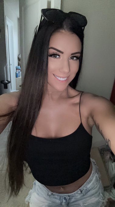2 pic. Who would like a follow back on twitter???‍♀️

https://t.co/ZxEItRVHJB https://t.co/z758a31sP