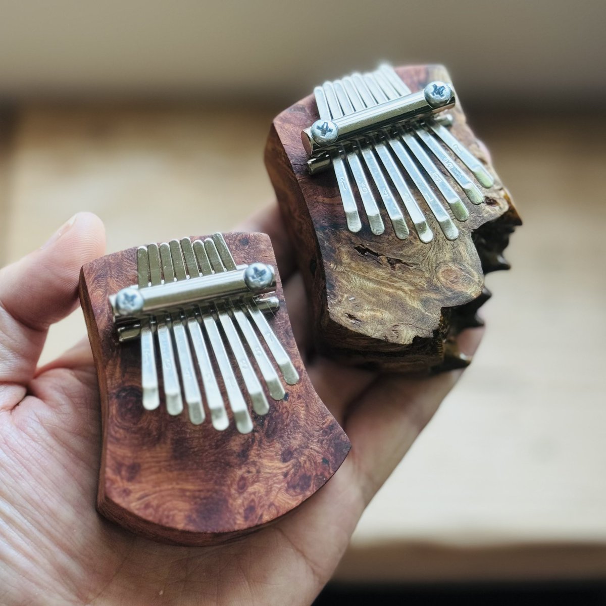 【自作】花梨カリンバ：気分転換編

[DIY] Quince Karimba：Change of pace

現実逃避とも言えますがw
気分転換を兼ねてミニサイズです

右側が好みだけど、
音は左側が良かったりする
なかなか上手くいかないですねぇ〜

#カリンバ
#Kalimba
#花梨
#quince
#花梨瘤
#quinceburl