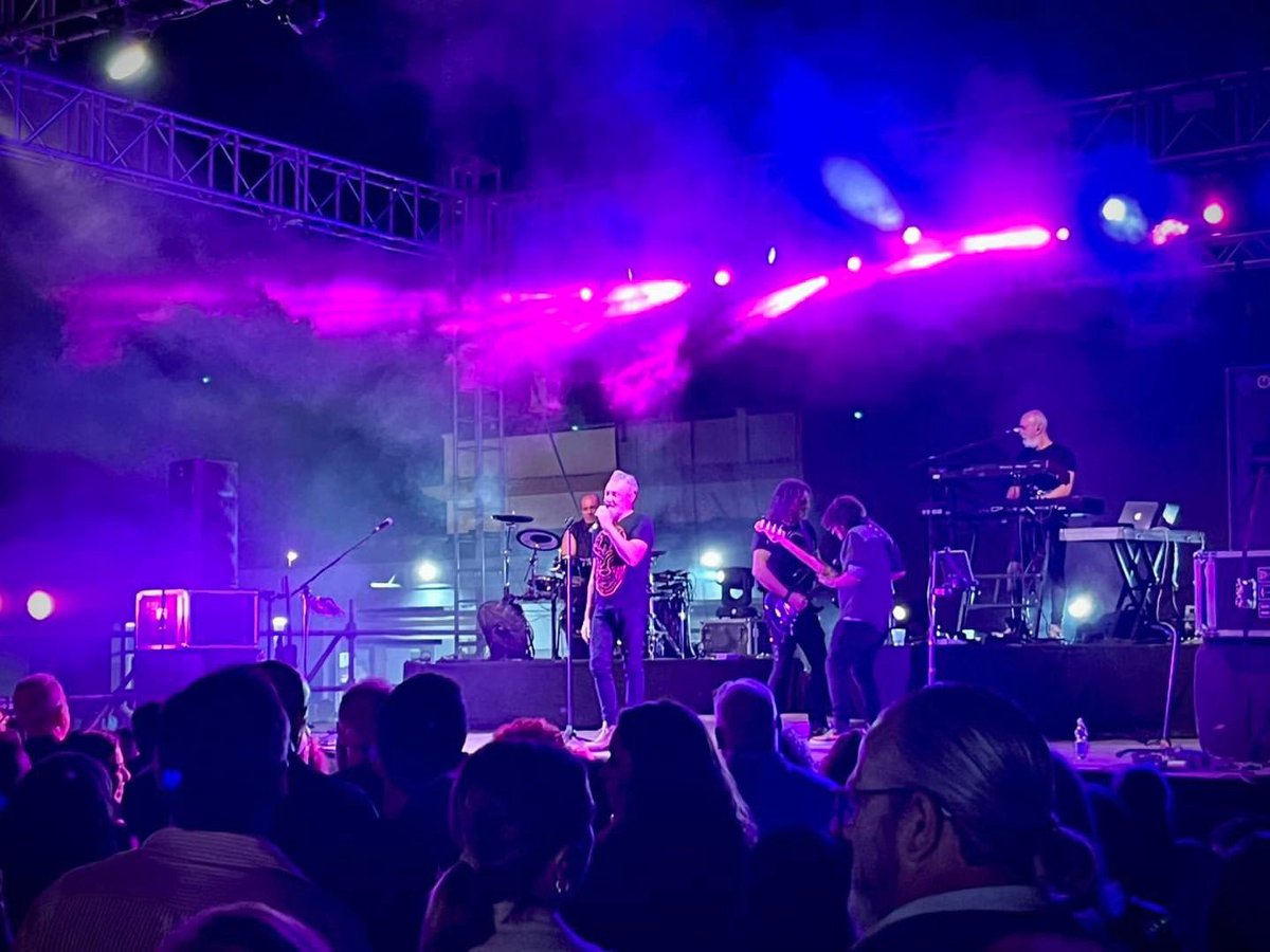 rafasanchez_ofi's tweet photo. “Pecado es tenerte al lado y fingir que nada siento…” TRIGUEROS (Huelva) anoche fue espectacular sentir tan bonita energía GRACIAS ❤️
Mañana seguimos en CONCIERTO en Monovar (Alicante) 🧛🏻♂️
#RafaSanchez #launion #conciertos #rockandroll #poprockespañol #musicadelos80 https://t.co/1u0SEbmGcR