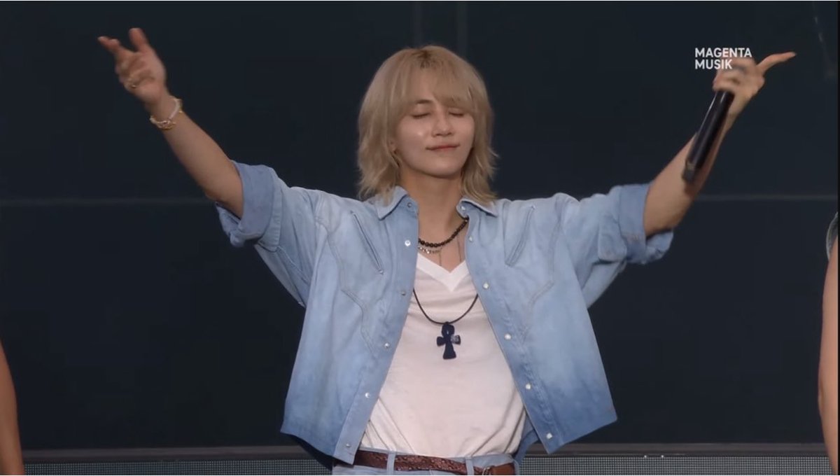 flamehanie's tweet image. JEONGHAN INTRODUCTION !!! 😭💙

👼 HIIII I’M JEONGHAN ~~~

THE WAY HE ENJOY THE SCREAMS, THE PRINCE BOW😭 JEONGHAN ILYYYYYY

SEVENTEEN AT LOLLAPALOOZA
 #세븐틴_투더월드_롤라팔루자  
#CLAP_for_SVTpalooza 
#SVTpalooza @pledis_17 @LollapaloozaDe