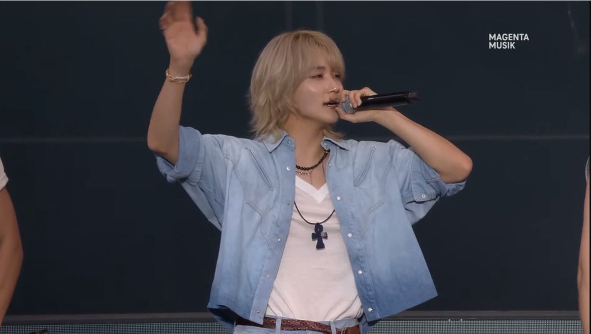 flamehanie's tweet image. JEONGHAN INTRODUCTION !!! 😭💙

👼 HIIII I’M JEONGHAN ~~~

THE WAY HE ENJOY THE SCREAMS, THE PRINCE BOW😭 JEONGHAN ILYYYYYY

SEVENTEEN AT LOLLAPALOOZA
 #세븐틴_투더월드_롤라팔루자  
#CLAP_for_SVTpalooza 
#SVTpalooza @pledis_17 @LollapaloozaDe