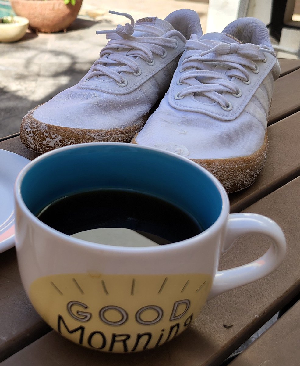 facebook.com/share/p/ygnE2f… 
Hay quienes no usan tenis blancos de lona porque se manchan muy fácilmente y es difícil su limpieza...

Sin embargo, así como usar tenis de lona blancos, debe acometerse la vida… de frente, pensando positivo, disfrutándola y trabajando eficazmente.