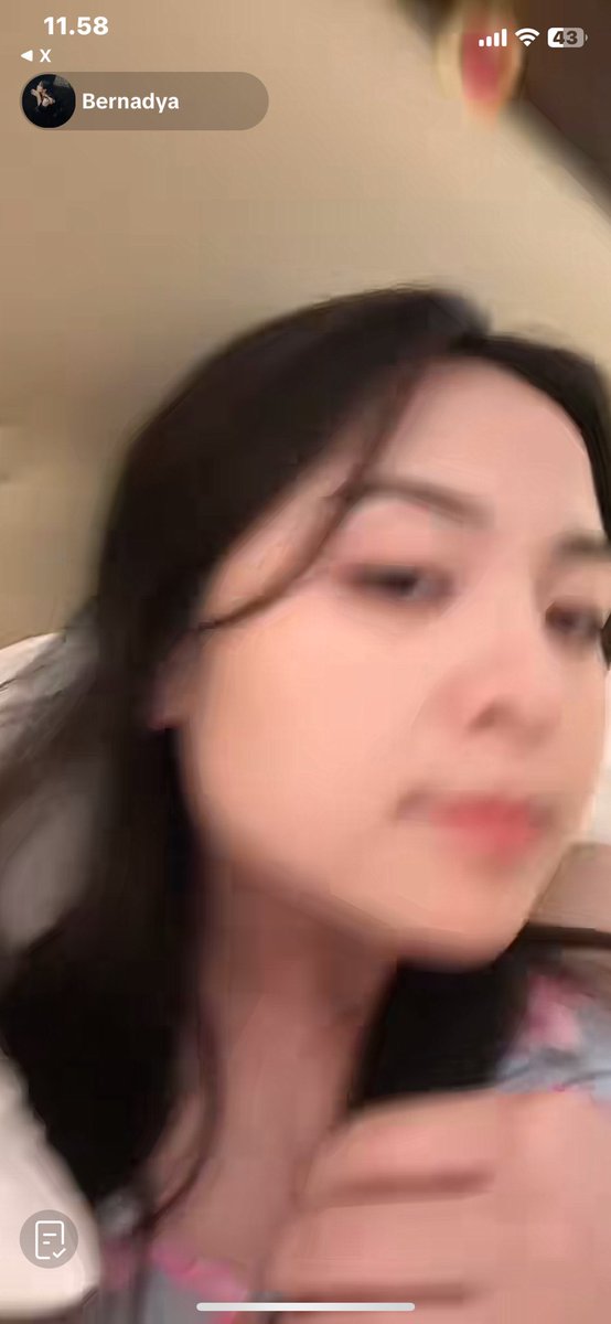 syalilzaright's tweet photo. boong ege si yesaya ini ga pamit tidur ege, dia lagi nonton bernadya sambil senyum senyum  #yesaya https://t.co/7PtPmOg7l7