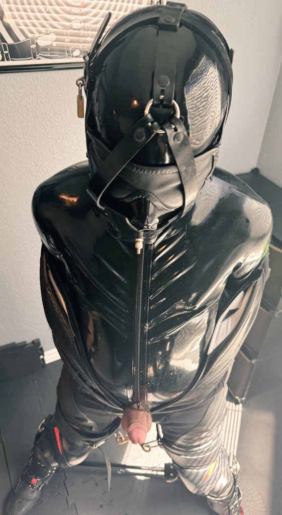 Layers of gear. Sensory deprived.
Movement restricted. Fully immersed into subspace😌
📸 <a href="/Rbrlver/">Alpha Pup Kodiak</a>