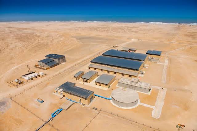 AfricaFirsts's tweet image. In 2022, Namibia 🇳🇦 started building the Erongo Desalination Plant at $165 million to convert seawater to freshwater.
It produced 70,000 cubic meters daily.
Namibia had declared a drought state of emergency in 2019
The goal is 100% water access by 2030