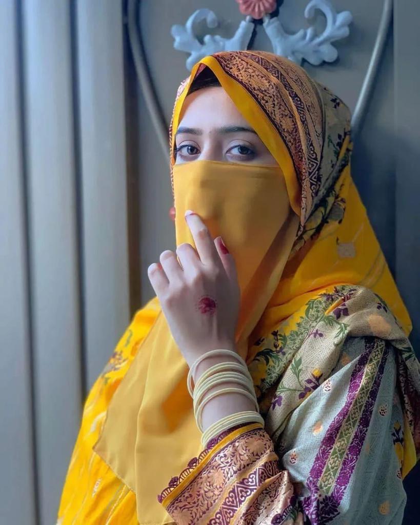 خود کو کسی کے لیے نہ
 بدلو جو تمھاری حقیقت کو نہ اپنا سکا وہ تمھاری بناوٹ کو کیا پسند کرے گا🥰