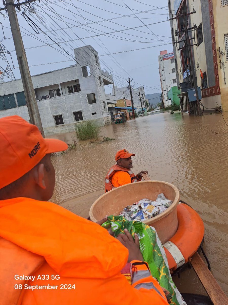 NDRFHQ's tweet image. 🔶Relief supplies are being distributed to affected people in coordination with civil administration.

#Committed2Serve #NDRF4U
#आपदा_सेवा_सदैव_सर्वत्र 🙏🙏

@HMOIndia 
@PIB_India 
@PIBHomeAffairs 
@pibvijayawada 
@ANI