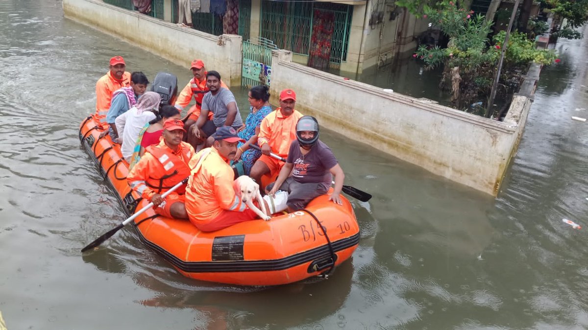 NDRFHQ's tweet image. 🔶Relief supplies are being distributed to affected people in coordination with civil administration.

#Committed2Serve #NDRF4U
#आपदा_सेवा_सदैव_सर्वत्र 🙏🙏

@HMOIndia 
@PIB_India 
@PIBHomeAffairs 
@pibvijayawada 
@ANI