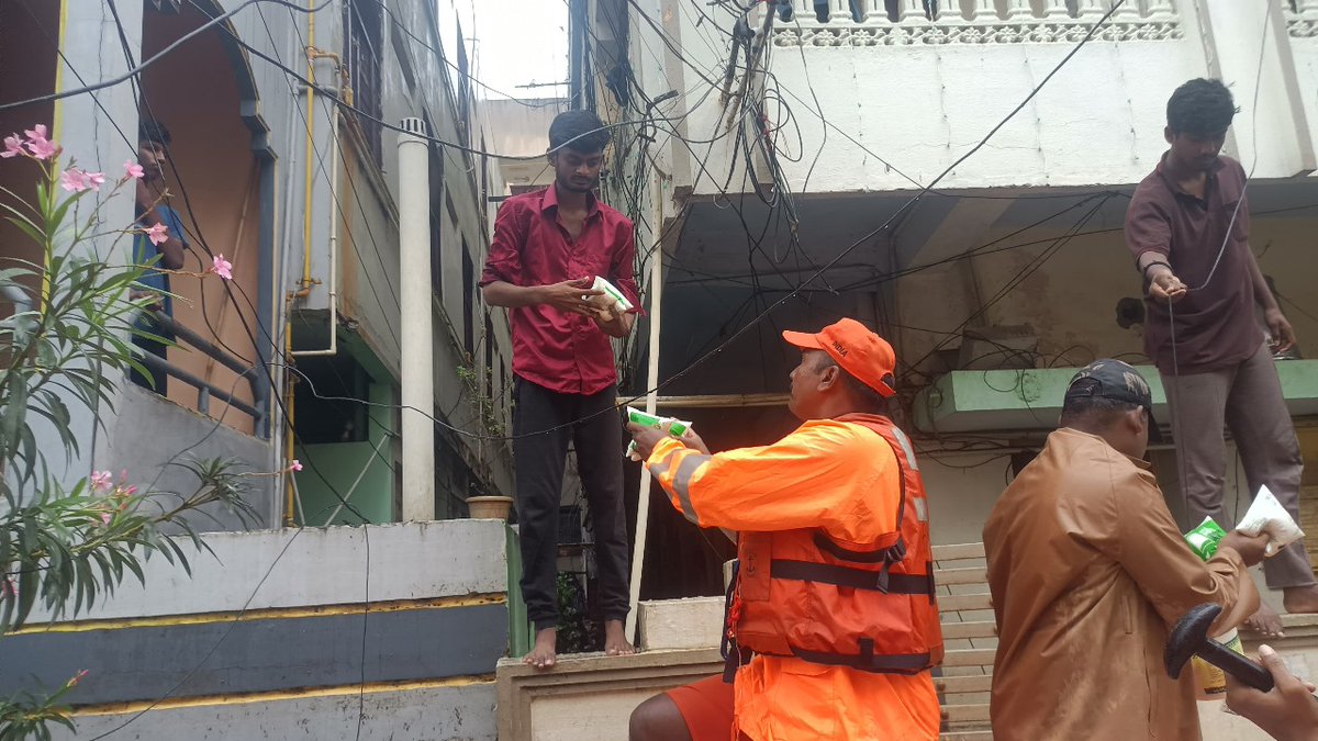 NDRFHQ's tweet image. 🔶Relief supplies are being distributed to affected people in coordination with civil administration.

#Committed2Serve #NDRF4U
#आपदा_सेवा_सदैव_सर्वत्र 🙏🙏

@HMOIndia 
@PIB_India 
@PIBHomeAffairs 
@pibvijayawada 
@ANI