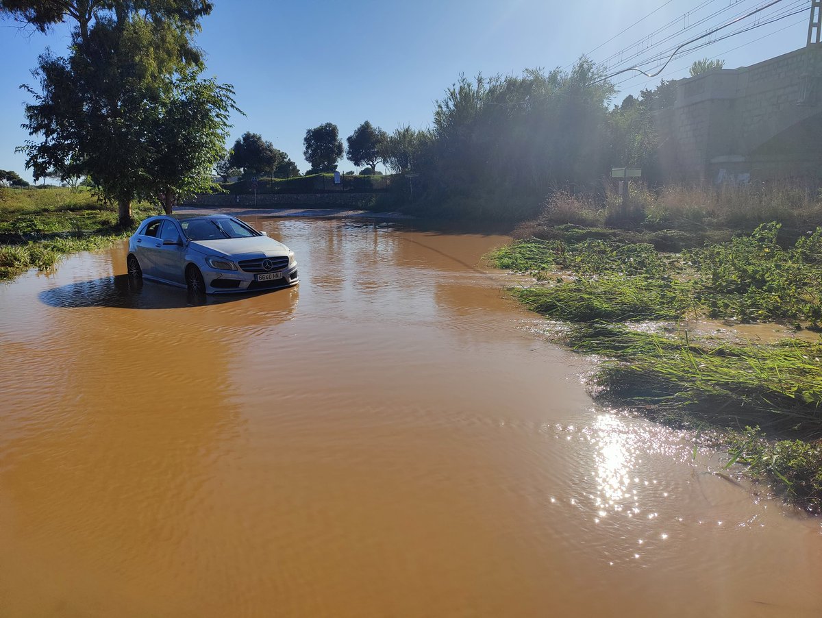 meteo_garraf's tweet image. Aquest migdia, conductors sorpresos amb l&apos;aigua fins a les finestres a la riera de #Ribes, a #Sitges. Alguns esperen a ser remolcats.