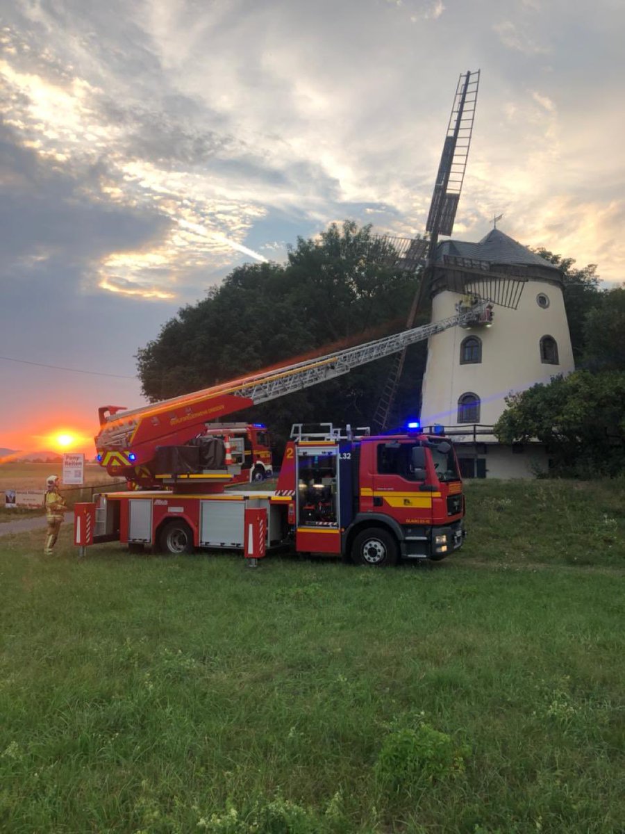 FF_Cossebaude's tweet photo. Das Feuer wurde gelöscht und zwei Personen über die Treppe und zwei weitere Personen über die Drehleiter gerettet. Wir bedanken und beim Team der Gohliser Windmühle und der Berufsfeuerwehr der @FeuerwehrDD für die gute Zusammenarbeit. https://t.co/ZN5pRDzHQR