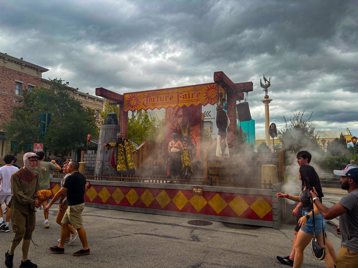 orlandowithco's tweet photo. HHN is back!!! 🎃👻 One of my favorite events of the year is in full swing and I can’t wait for lots of Halloween Horror Nights adventures! https://t.co/alCzpBUmHh