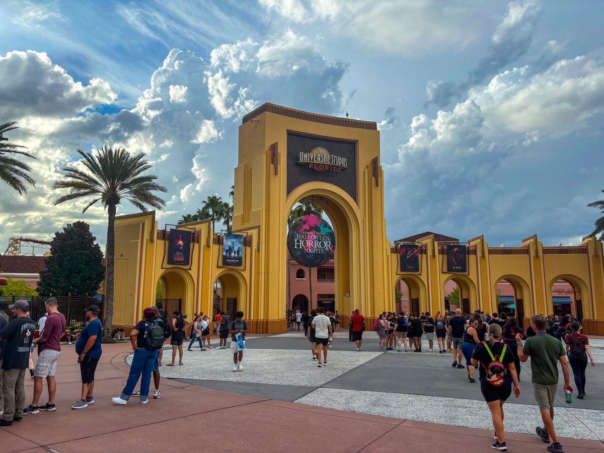 orlandowithco's tweet photo. HHN is back!!! 🎃👻 One of my favorite events of the year is in full swing and I can’t wait for lots of Halloween Horror Nights adventures! https://t.co/alCzpBUmHh