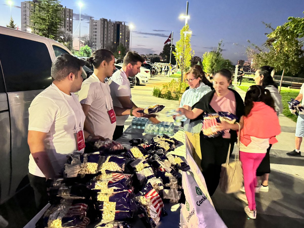 cankayabelediye's tweet photo. Bu akşam komşularımızla birlikte, İsmet İnönü Parkımızda "Bursa Bülbülü" filmini izleyerek açık havada sinema keyfinin tadını çıkarıyoruz. 📽️🎞️🍿 https://t.co/481o5RvYwd