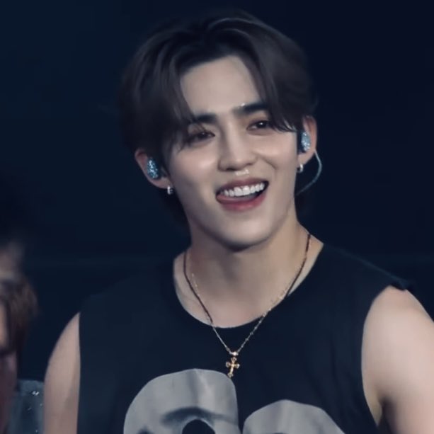 hosh1maoy's tweet image. glastonbury                      LOLLAPALOOZA