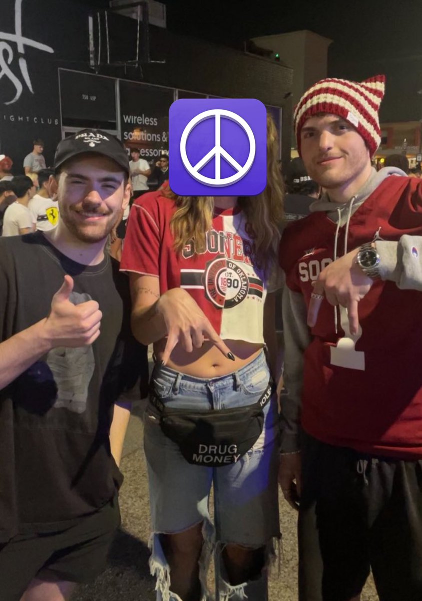 sagescarpet's tweet image. IVE NEVER SEEN SAPNAP SMILE FOR A PICTURE WHAT.