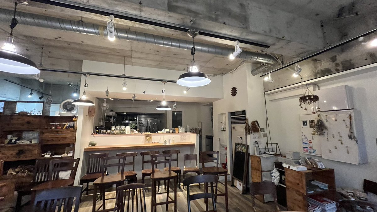 teriko_24's tweet photo. ウクレレ奏者「鈴木智貴」さんの
宮城仙台での初めての生音LIVEの場所は「綴cafe」☕️お洒落な照明やオブジェの
小物が並ぶLIVE前の店内では
「SUNDAY CAFE」のBGMが流れ癒しの
空間に✨ウクレレの生音を堪能した贅沢な時間でした♪✨
#鈴木智貴
#生音ツアーNaked
#SUNDAYCAFE
#ずんだ色新衣装 https://t.co/0ErKK7bPEP