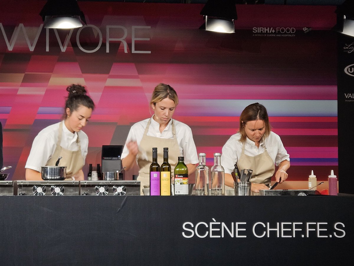 CarolineDervil's tweet photo. A @SirhaFood, j'ai retrouvé ma 🧭 : les ♀️ #cheffes, celles qui me facinnent et me façonnent...👩🍳 Merci a @esterelle venu pr 1 talk ou elle a fait montre de son bagage anthropologique culinaire ..Clin d'œil à @s_manigold et à sa pâtissière Aurora 🍰 #food https://t.co/zHxl6oPICu