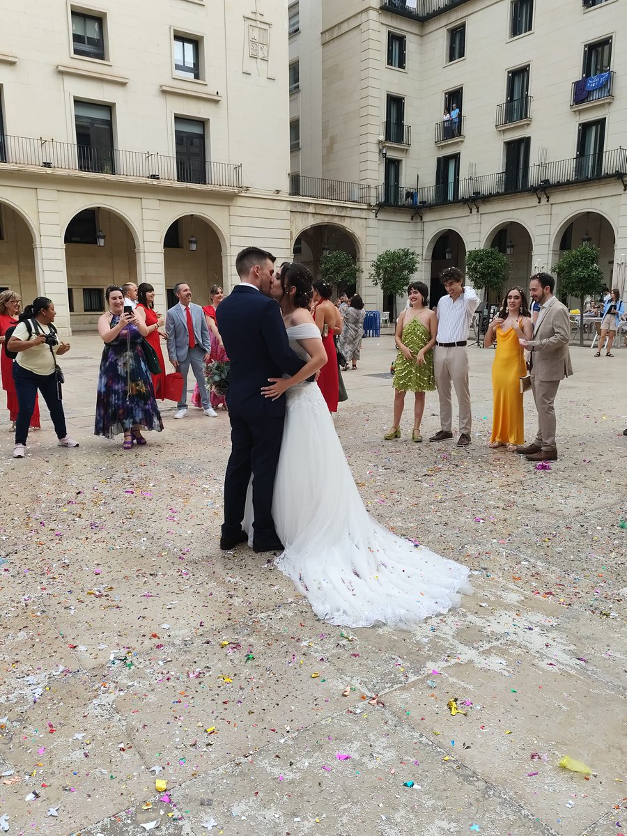 Japerits's tweet photo. Quería hacer streaming esta semana para anunciarlo pero... Ayer me casé con la mujer de mi vida @showMe_Heaven . Mañana intentaré abrir directo y contaros que es de mi vida estos últimos 2 años. 🤵‍♂️👰 https://t.co/NSXsASNwux