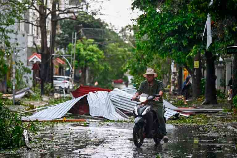 BrunoRguezP's tweet photo. Lamentamos la pérdida de vidas humanas y daños materiales ocasionados por el tifón Yagi en el norte de #Vietnam.

Profundas condolencias al pueblo y Gobierno de ese hermano país, que hacemos extensivas a los familiares y allegados de las víctimas. https://t.co/MmbGiwnv9h