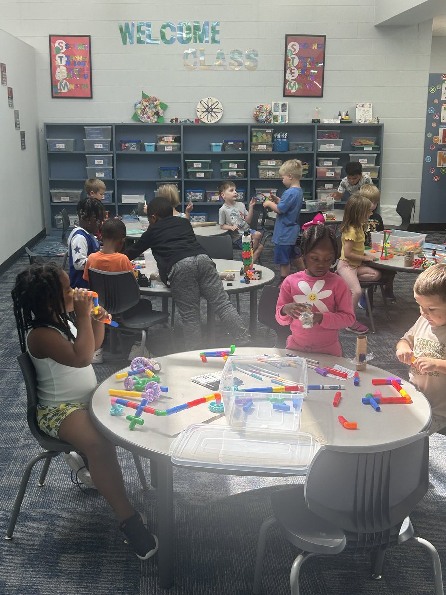 JameeMcMurray's tweet image. When your STEM teacher becomes an astronaut to teach about outer space! 🚀#epiclearning