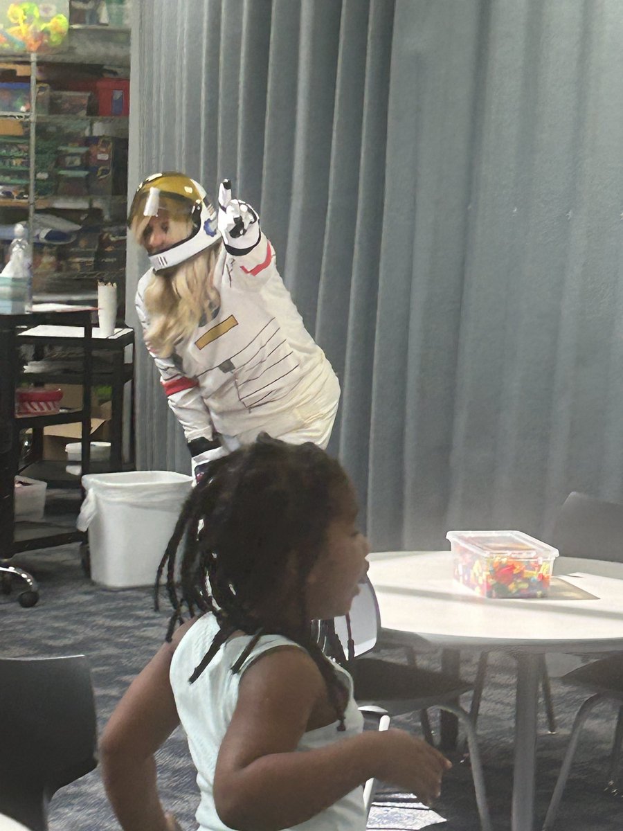 JameeMcMurray's tweet image. When your STEM teacher becomes an astronaut to teach about outer space! 🚀#epiclearning